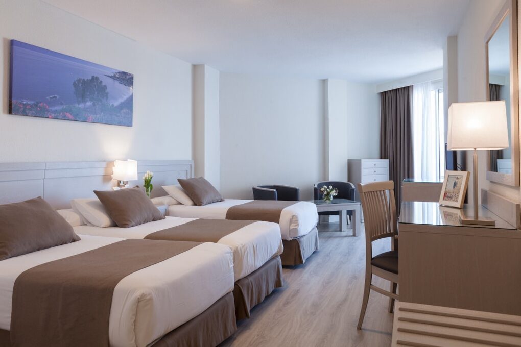 habitacion-triple-vista-lateral-mar-5